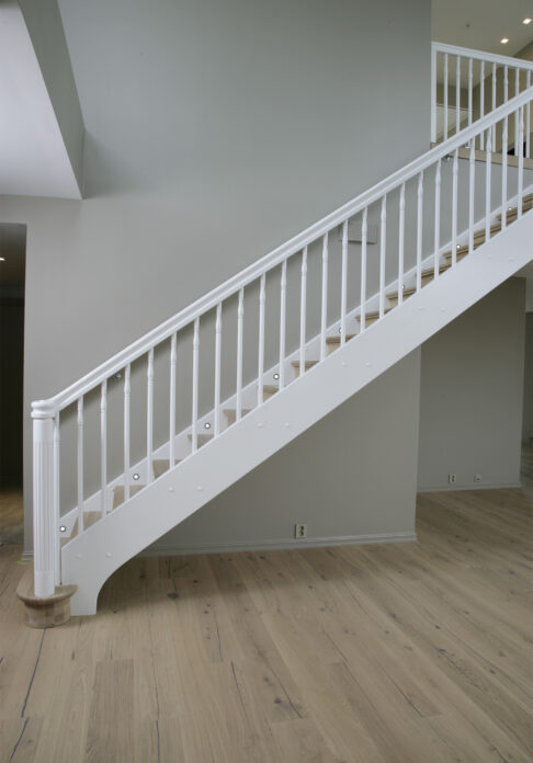 Aurboda hvitmalt trapp