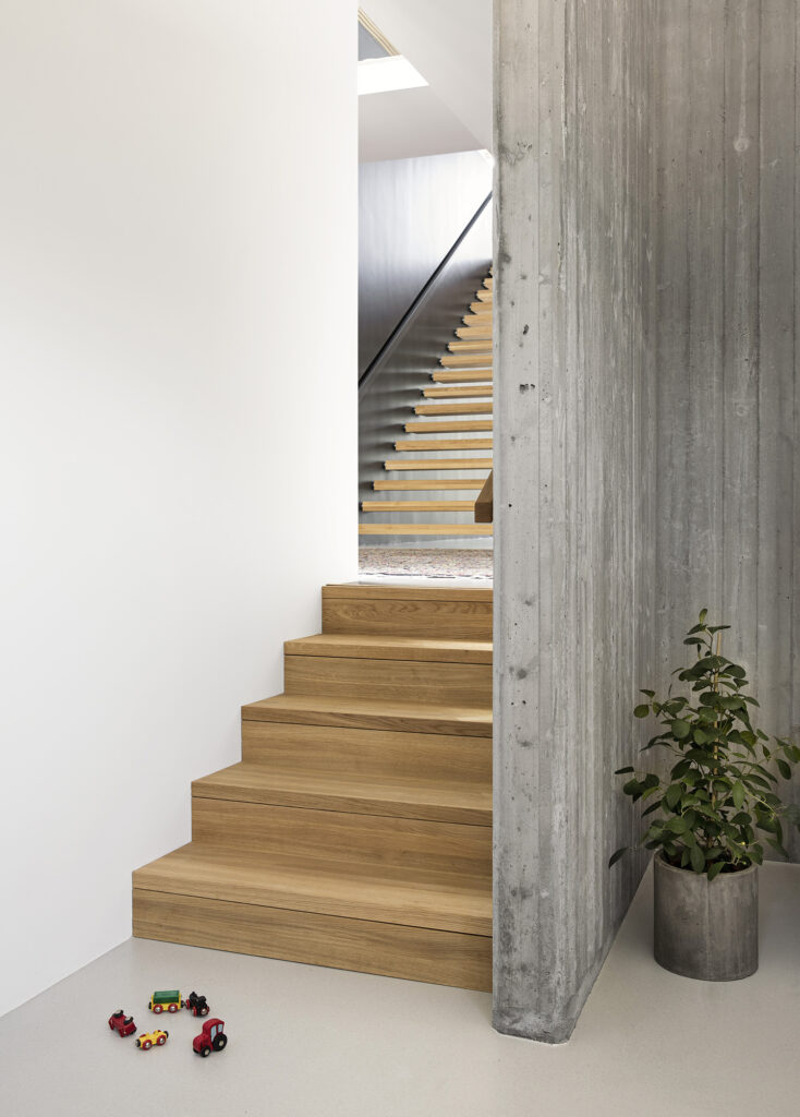 Mellom vegger trappen i eik