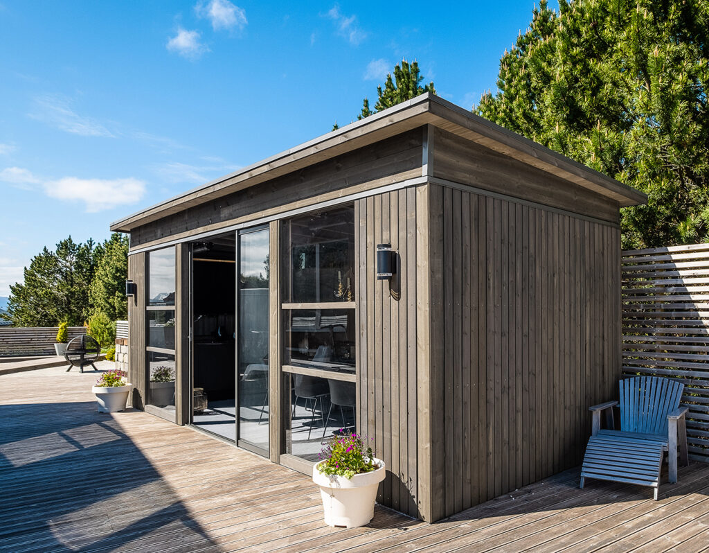 Hagestue fra Talgø PlusConcept med skyvedører. MøreRoyal grå.