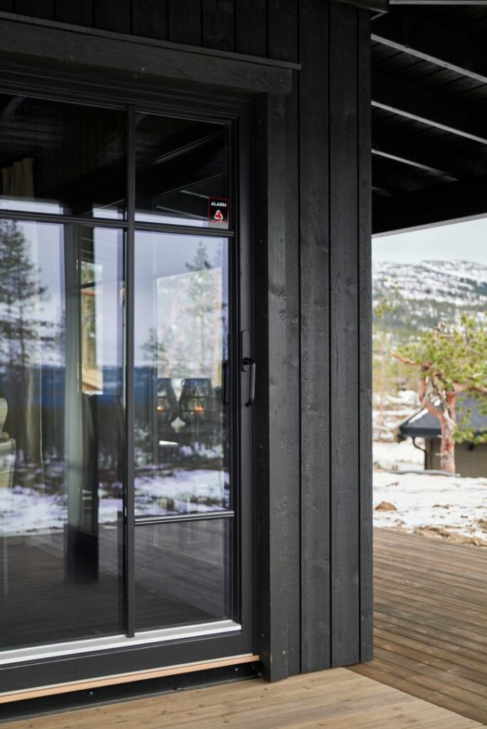 Terrassen går helt inntil hytteveggen